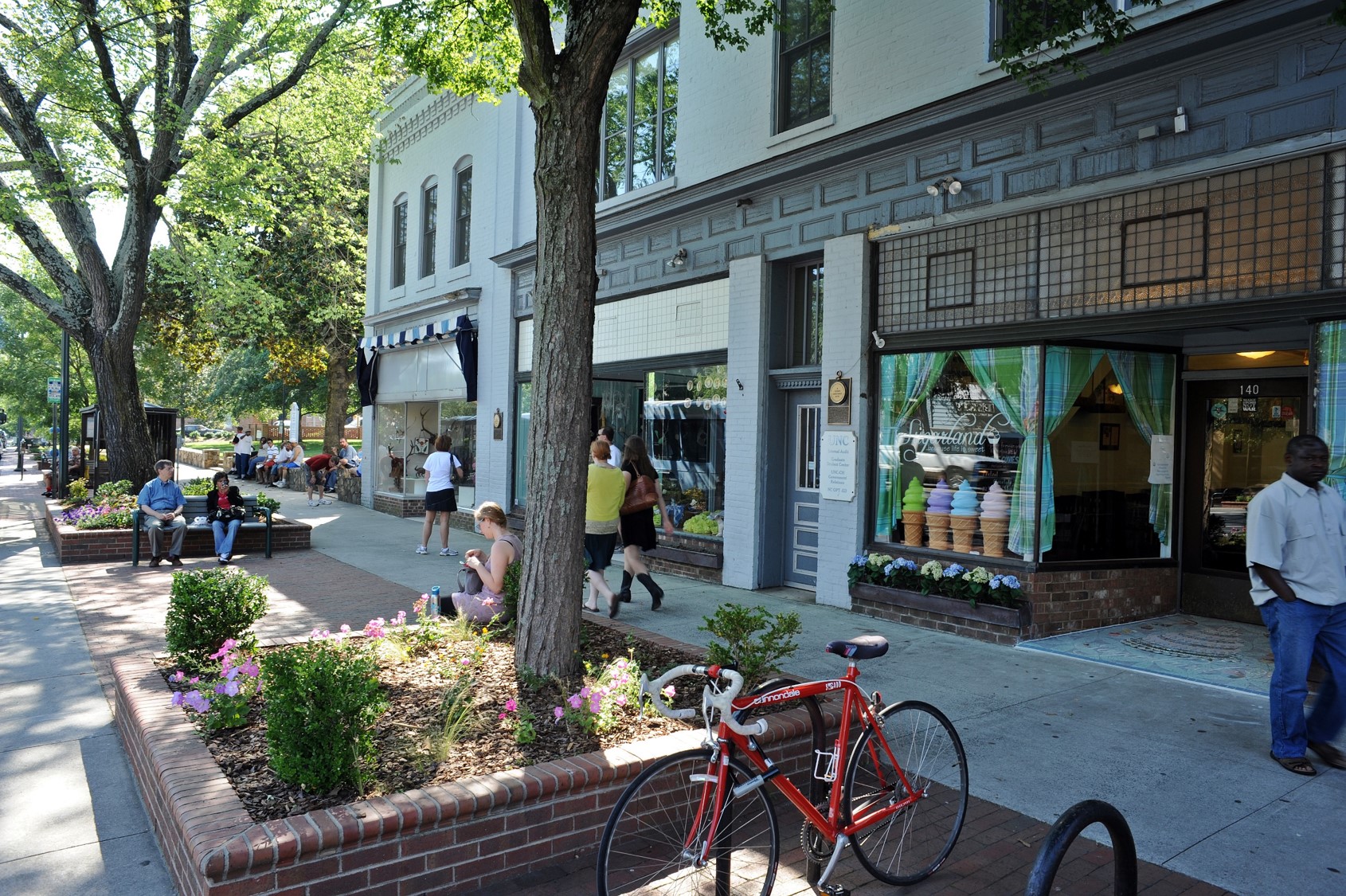 downtown-franklin-planters