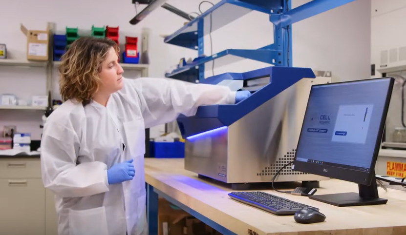 Jessica Hartman, Ph.D., conducting an experiment on CellRaft AIR System.